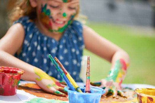 Malowanie palcami i całymi dłońmi to wspaniała zabawa, która w dodatku wpływa na rozwój dziecka w większym stopniu, niż myślisz. Farby do malowania palcami są polecane przez pedagogów i psychologów.