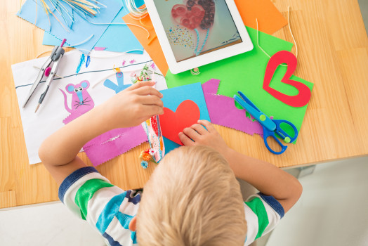 Zabawy plastyczne rozwijają mózg dziecka. Pisanie, rysowanie, wycinanie albo składanie figurek z origami – proste zabawy plastyczne nie tylko usprawniają rączki dziecka, lecz także rozwijają jego mózg.