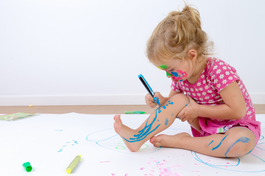 Domowe zabawy plastyczne wspierają rozwój dziecka na wiele sposobów. Malowanie farbami