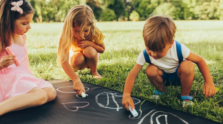 Edukacyjne gry i zabawy plastyczne dla dzieci – jak je przygotować i zorganizować?